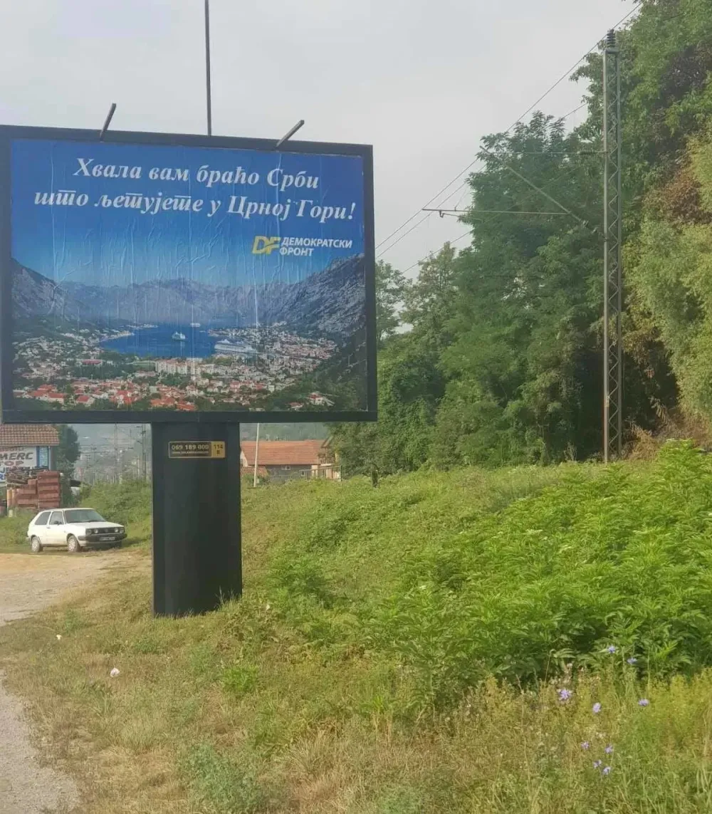 ДФ објавио фотографије билборда дуж приморја: Милатовићу, зрео си за сочива