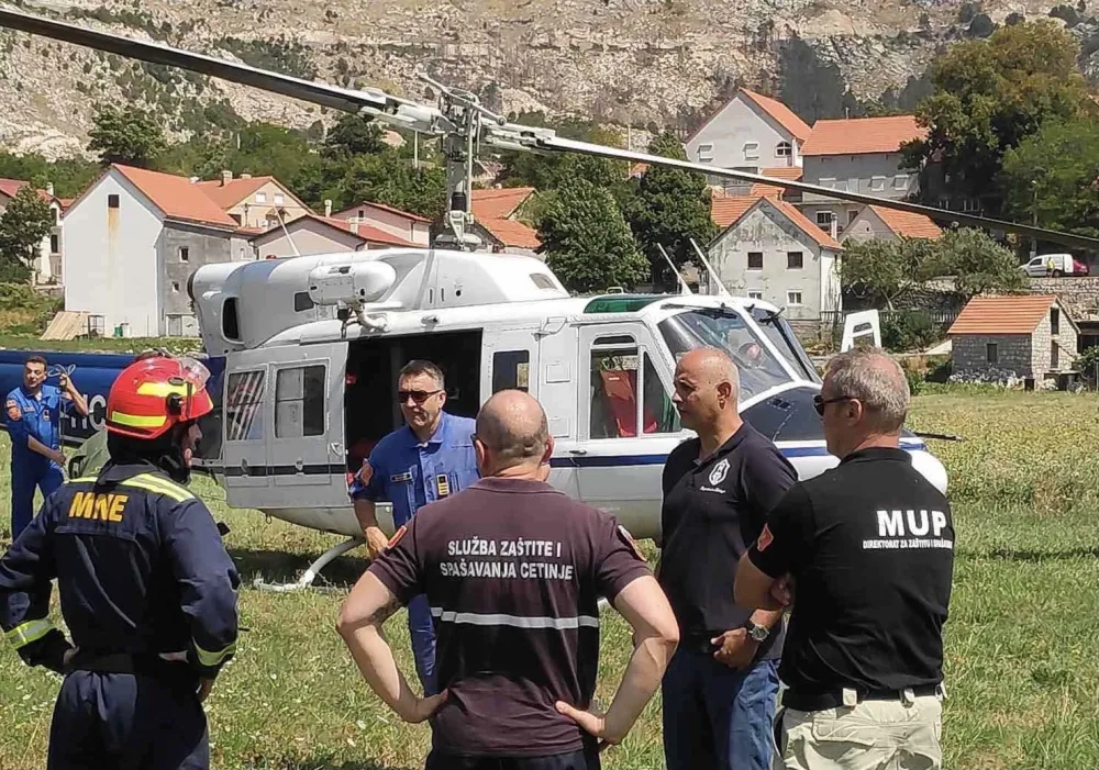 (ФОТО) Пожар на Ловћену: Ватру гасе ватрогасци, добровољци и Војска ЦГ