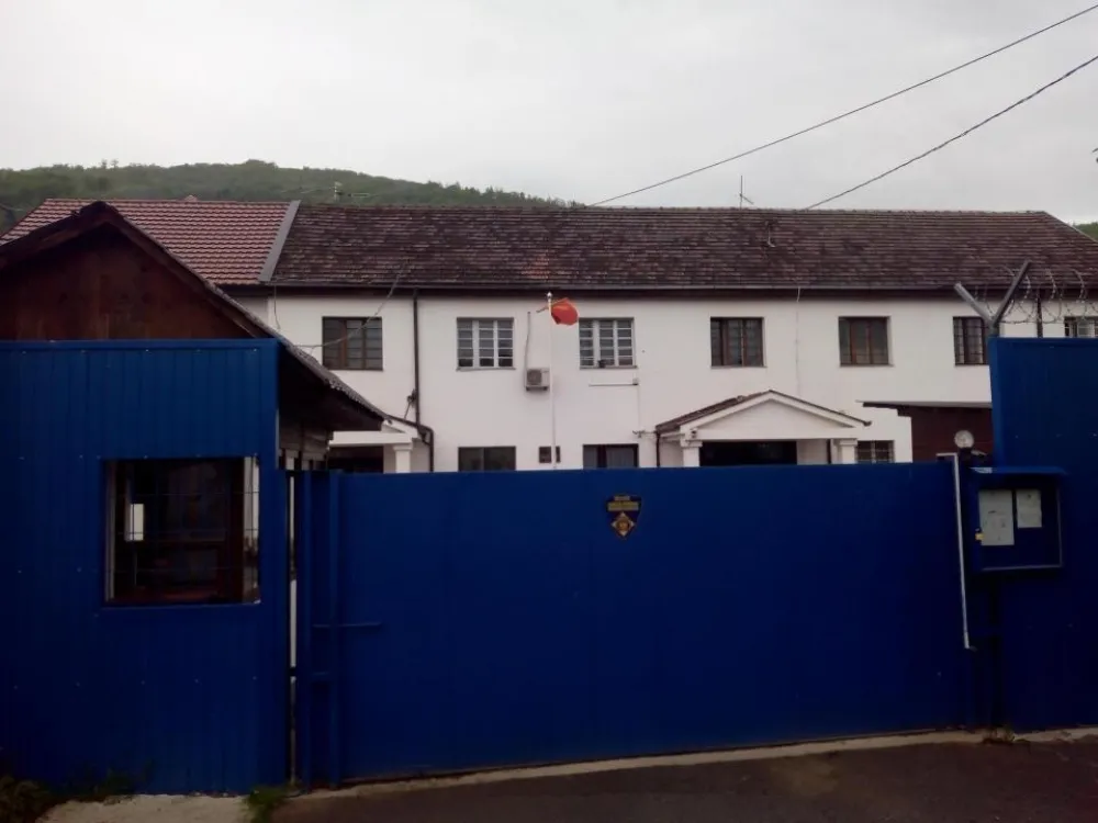 Службенику УИКС-а одртеђено задржавање: Осумњичен да је затворенику дао телефон