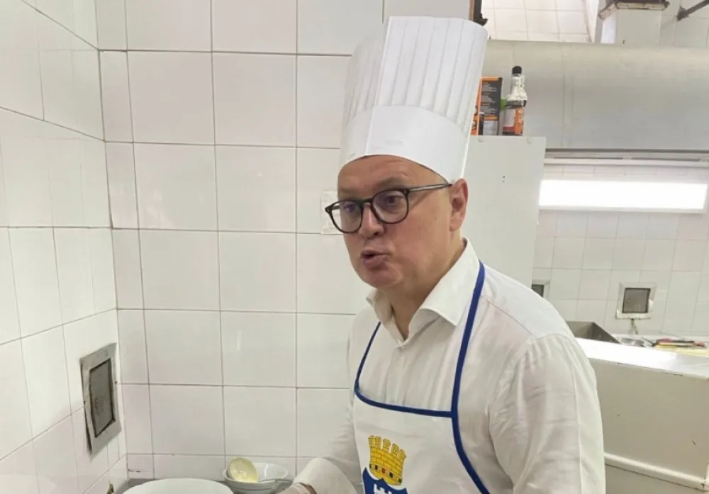 Хит на Тик Току: Кувар Весић пржи палачинке за запослене у општини