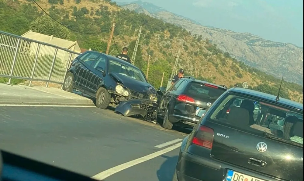 Судар два аутомобила под Вељим брдом, двоје повријеђених