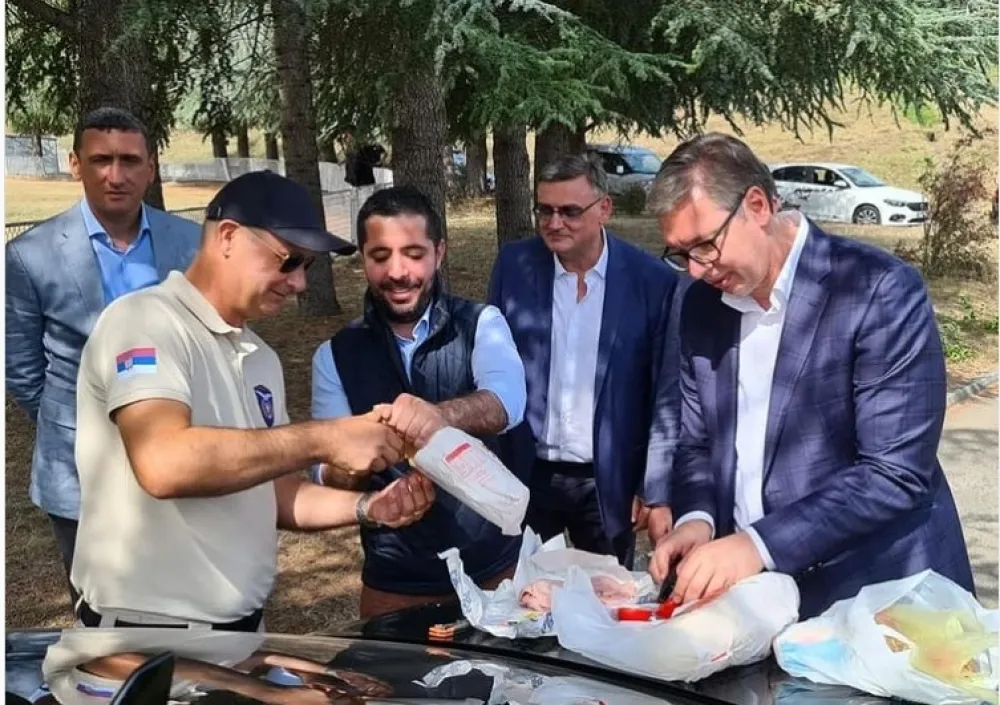 Како се Вучић храни док обилази Србију: Пола кила хљеба, мајонез и мортадела на хауби