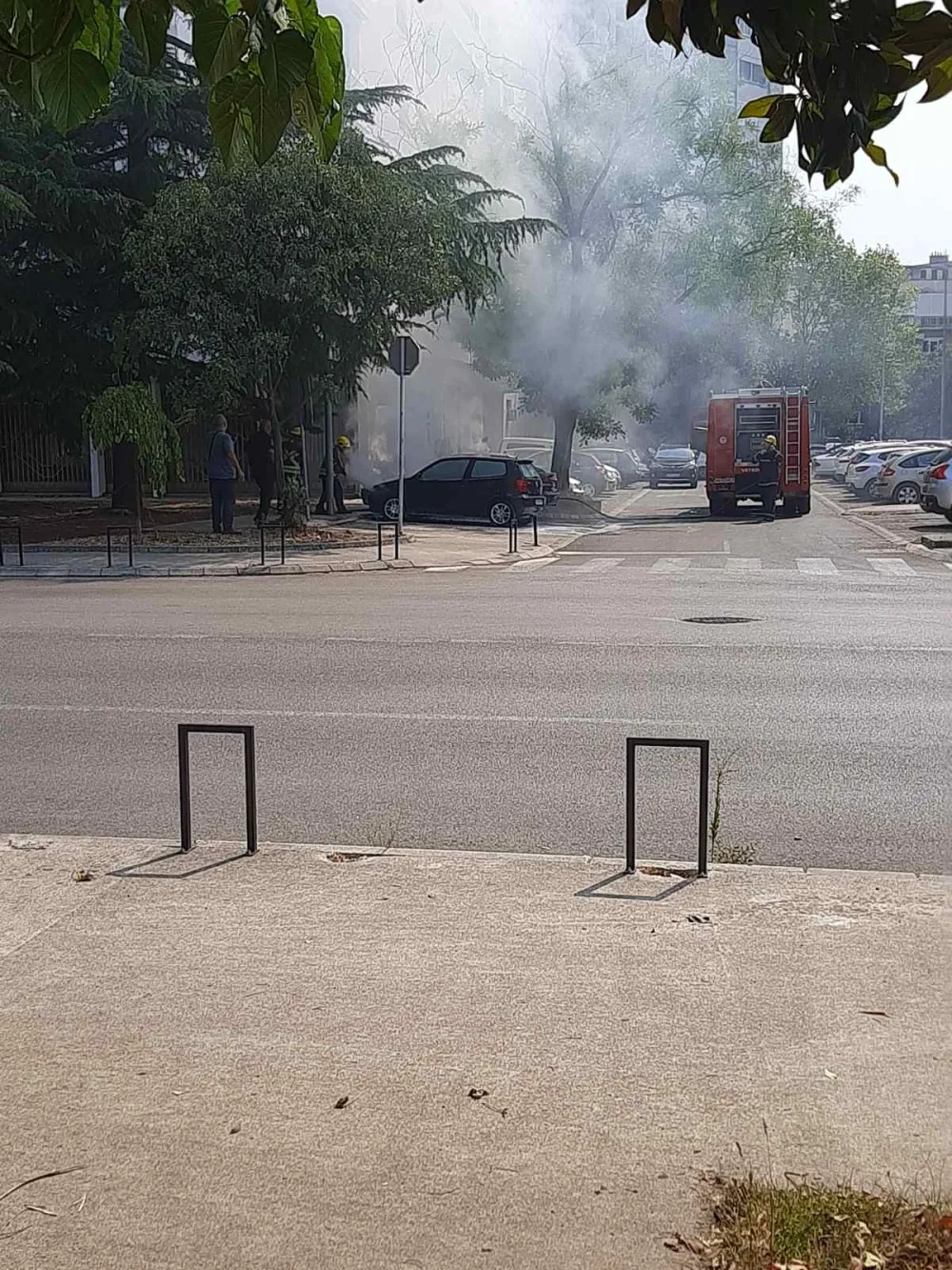 Подгорица: На паркингу аутомобил у пламену