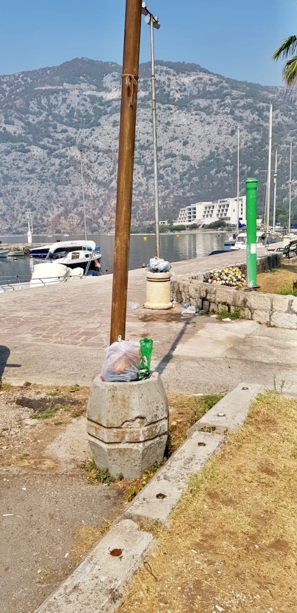Због смећа у Рисну пријете блокадом саобраћаја