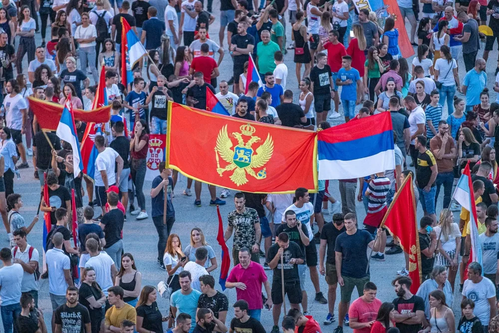 (ФОТО, ВИДЕО) Година пада претходне власти: Од "Весели се српски роде" до истог страха од Мила Ђукановића