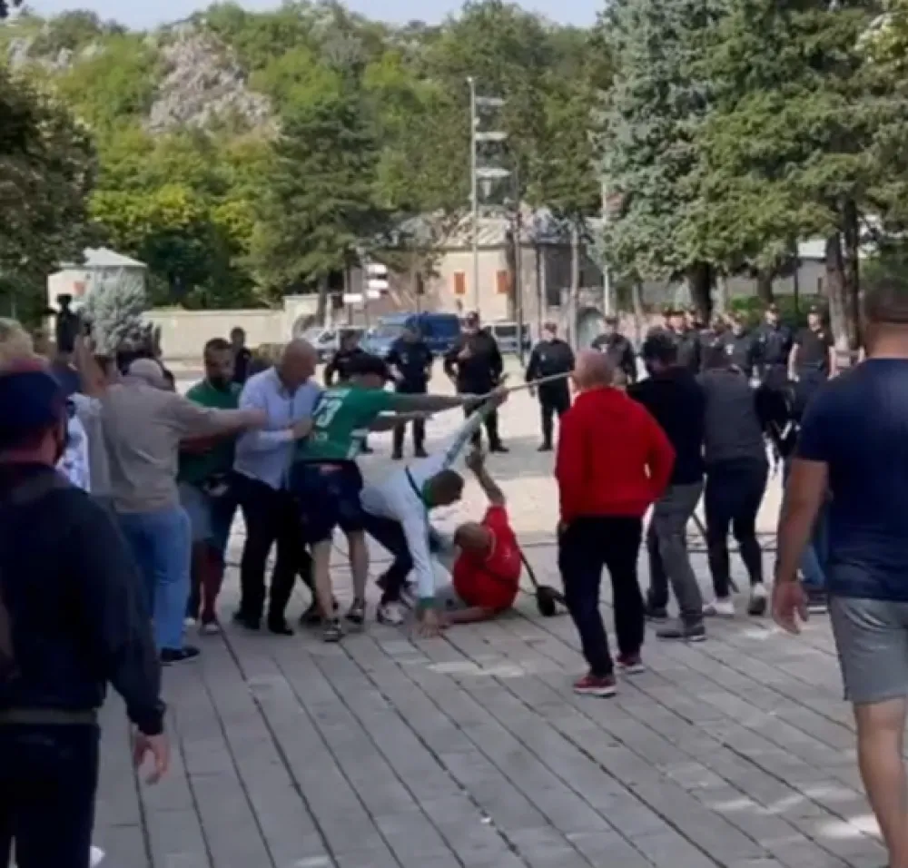 (ВИДЕО) Грађани рушили ограду код Цетињског манастира: У првим редовима Вељовић и Бошковић