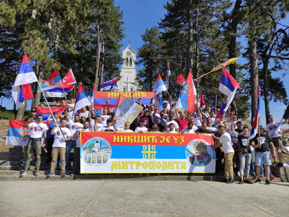 Кренула колона грађана из Никшића за Подгорицу