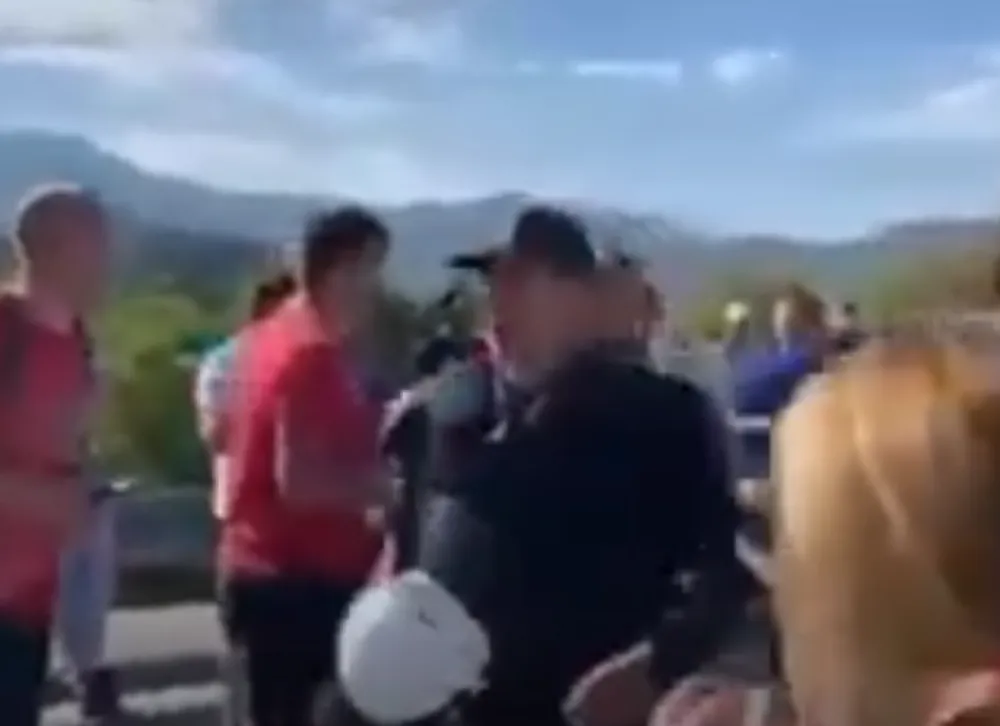 (ВИДЕО) Полиција прелази на страну грађана који су против устоличења митрополита Јоаникија