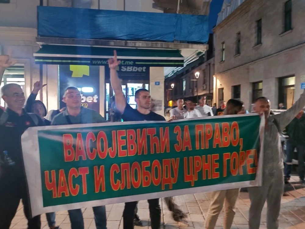 (ВИДЕО-ФОТО) Цетиње: Грађани се опет окупљају, полиција на својим мјестима