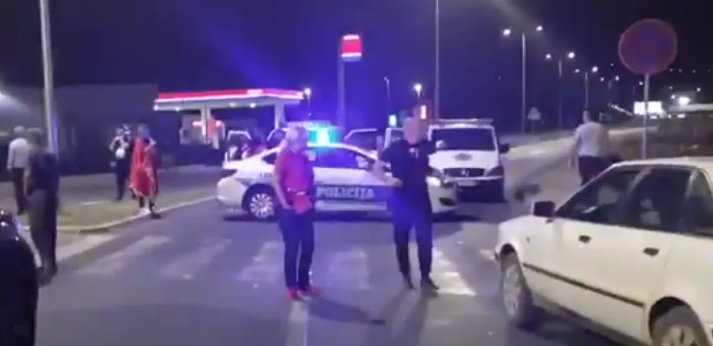 (ВИДЕО-ФОТО) Доња Горица: Окупљају се грађани са црногорским заставама, полиција блокирала пут ка ЦТ