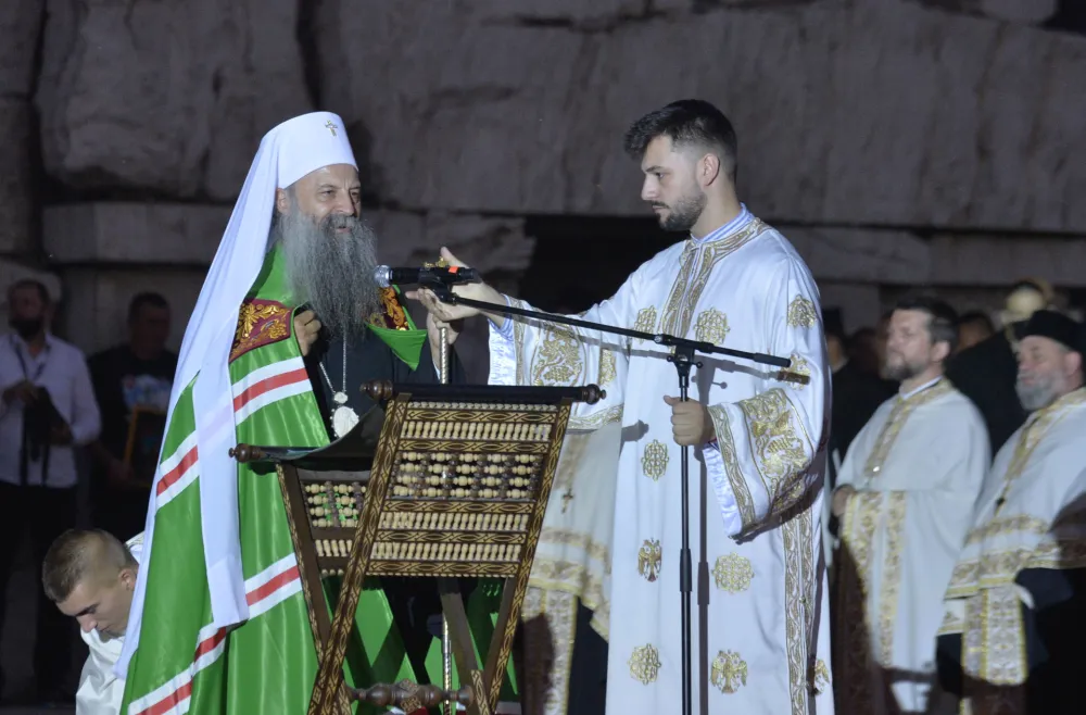 Патријарх Порфирије: Станите уз митрополита Јоаникија, он воли све народе свијета
