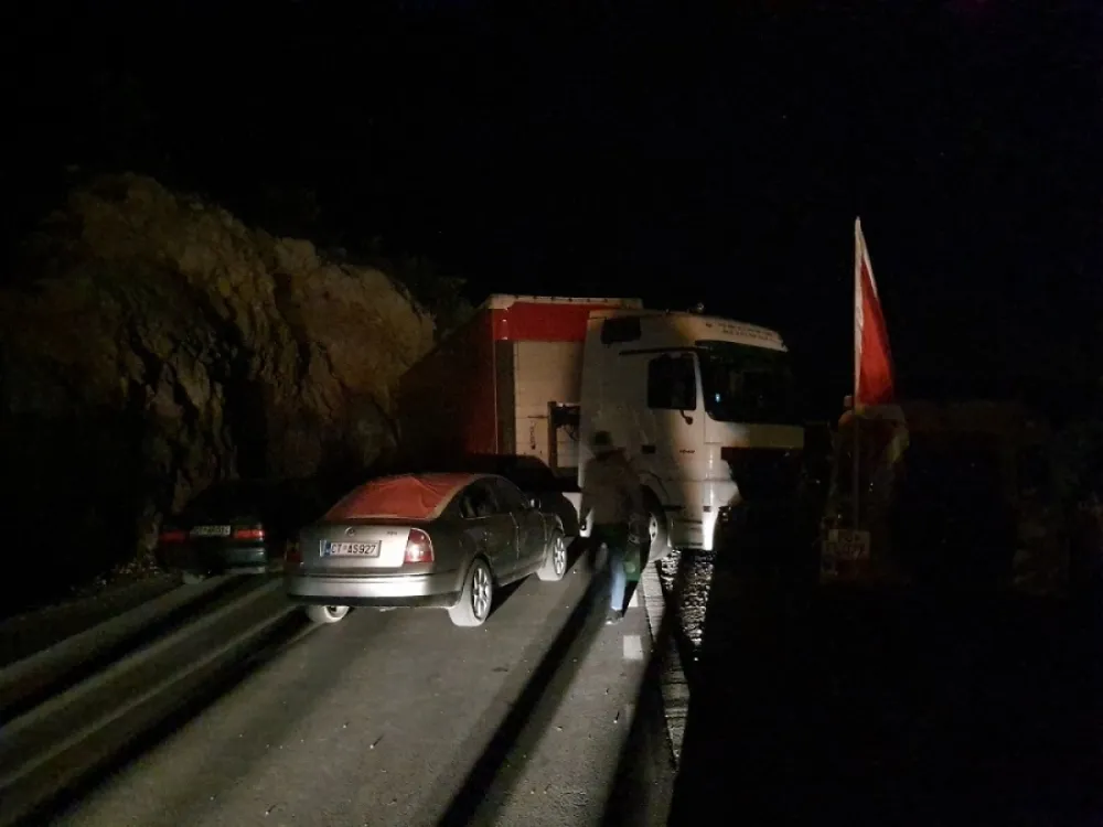 Затворени сви прилази Цетињу: Блокаде од гума, камења, аутомобила и шлепера
