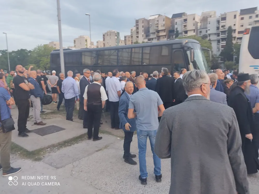 (ФОТО-ВИДЕО) Патријарх Порфирије и митрополит Јоаникије кренули на Цетиње