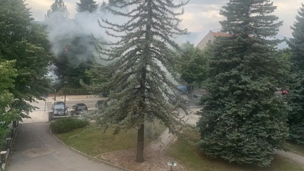 Сузавцем на зграду Приjестонице