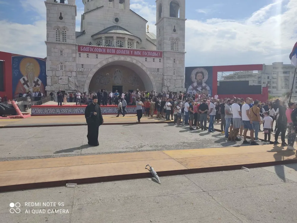 (ВИДЕО - ФОТО) Митрополит у храму, овације за Здравка Кривокапића