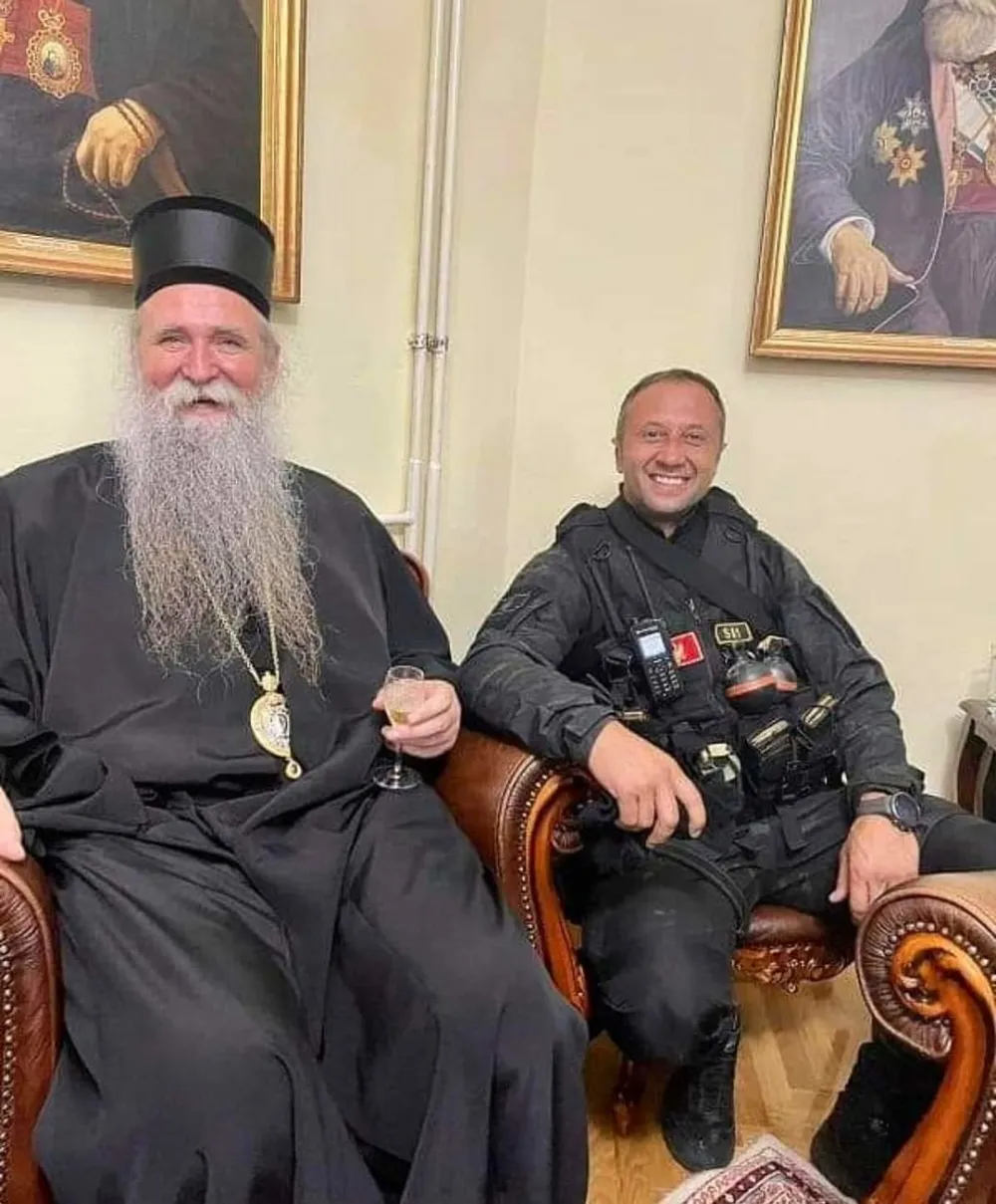 (ВИДЕО - ФОТО) Откривамо ко је специјалац који се крстио испред Цетињског манастира