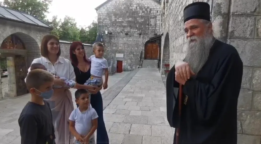 (ВИДЕО) Сусрет митрополита Јоаникија са Цетињанима у манастиру