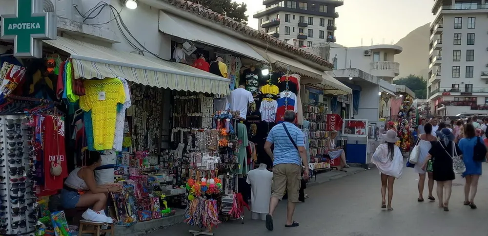 На Барској ривијери од нелегалне продаје до буке и дилера соба