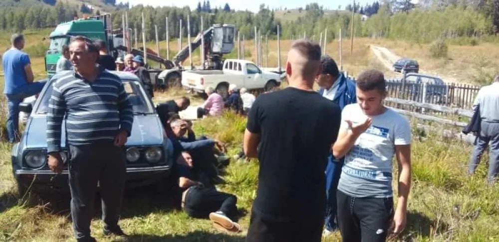 Већ други дан незадовољни мјештани Барица блокирају пролаз концесионару ШИК &bdquo;Лим&ldquo;