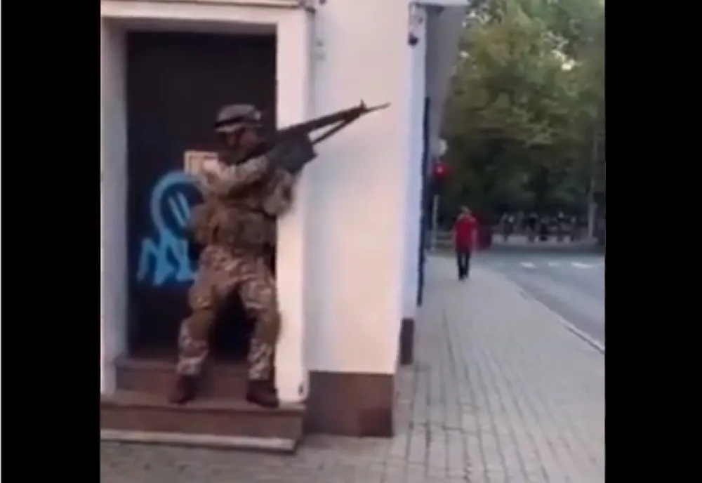 (ВИДЕО) Летонска армиjа наоружана до зуба изашли на улицу, грађани испрепадани
