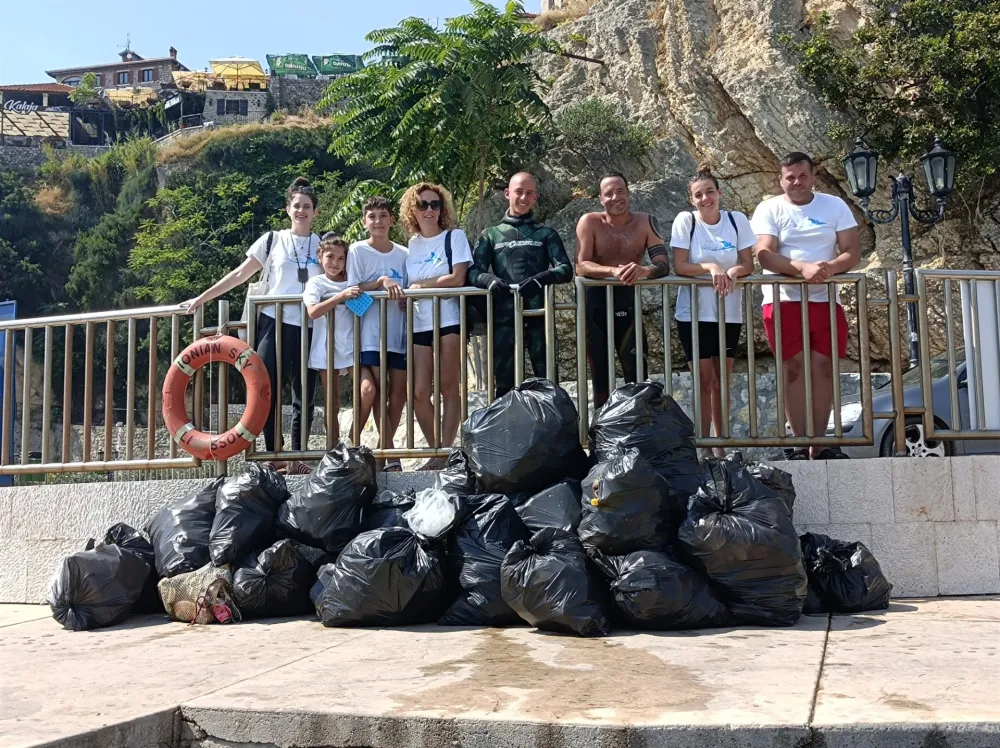 Акција чишћења у Улцињу: Сакупљено 40 врећа отпада, учествовали и рониоци
