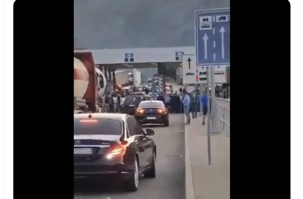 (ВИДЕО) Због гужве на граници владино обезбјеђење морало "около" да уђе у Албанију