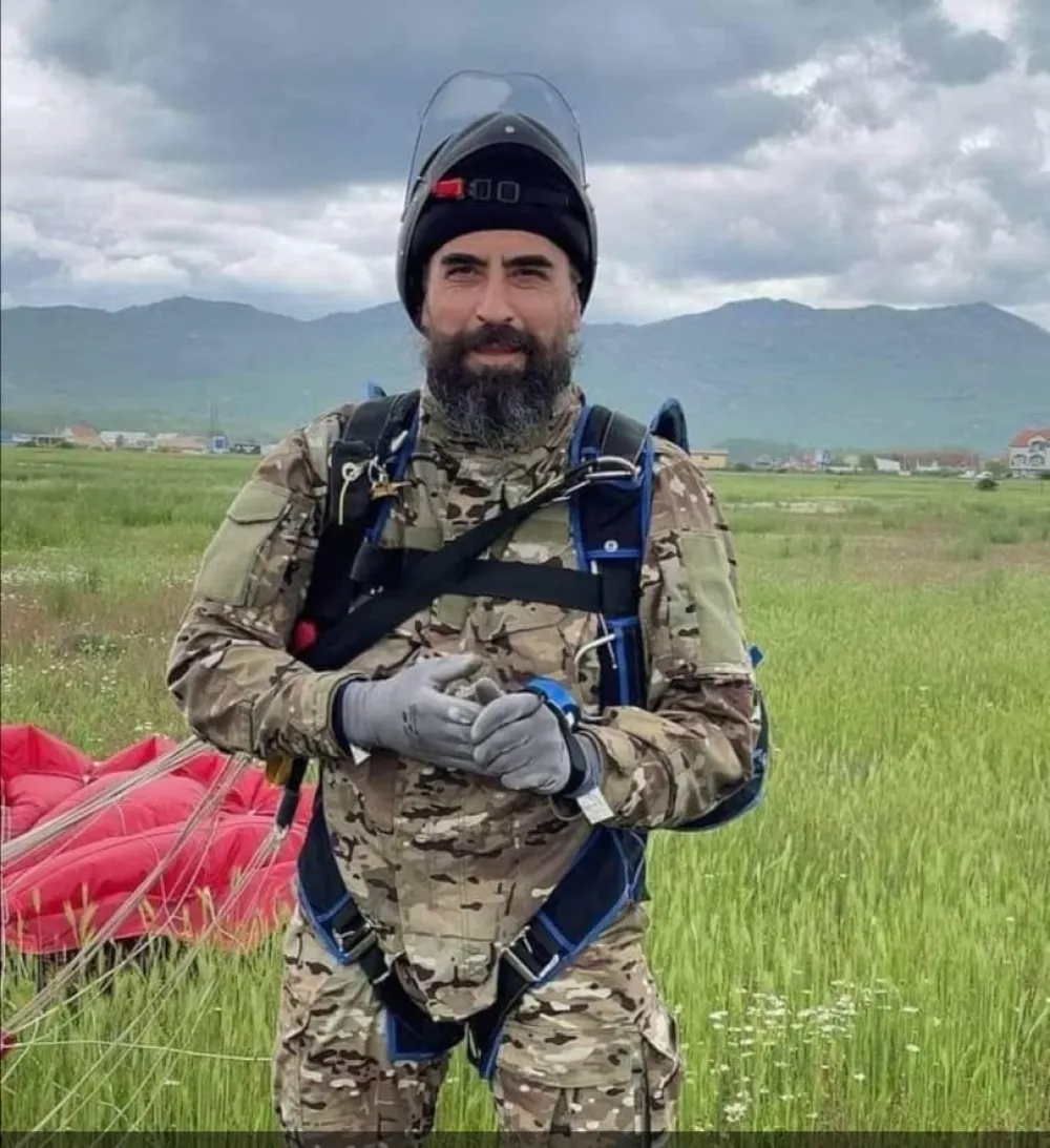 (ВИДЕО) Епископ Методије скакао падобраном на Капином пољу