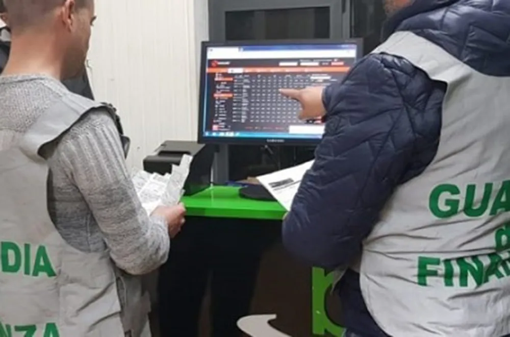 (ФОТО) Илегално коцкање: Ухапшено 1.400 особа, одузето 7,9 милиона долара
