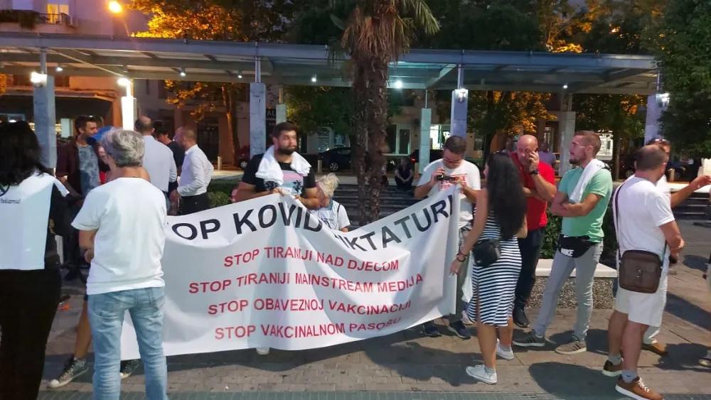 Протест против ковид мјера: Министарка и Галић да поднесу оставке
