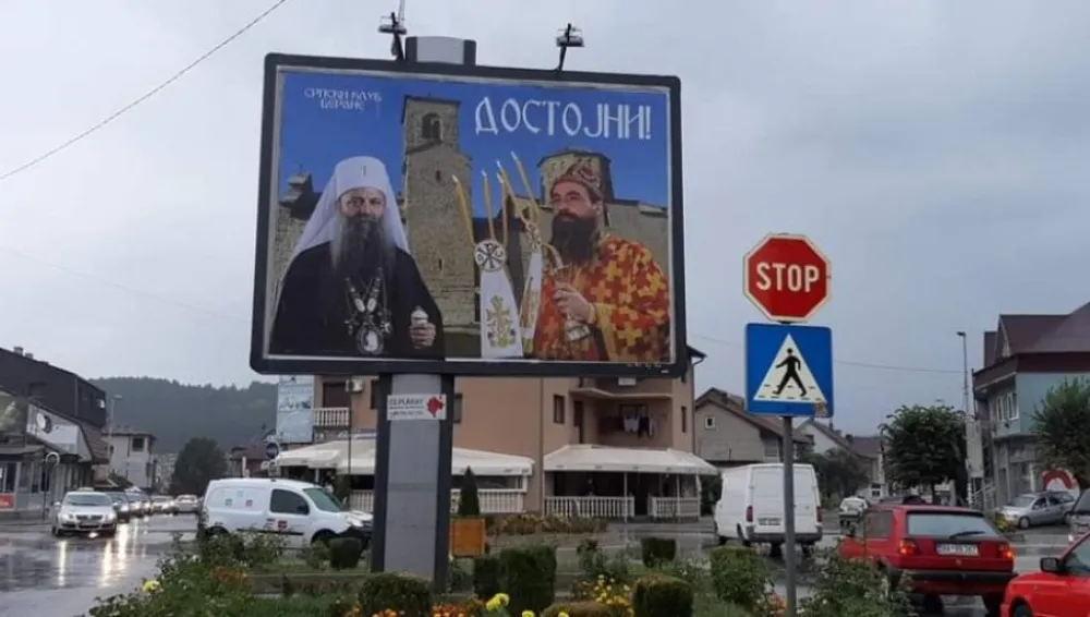 У Беранама постављени билборди добродошлице патријарху Порфирију
