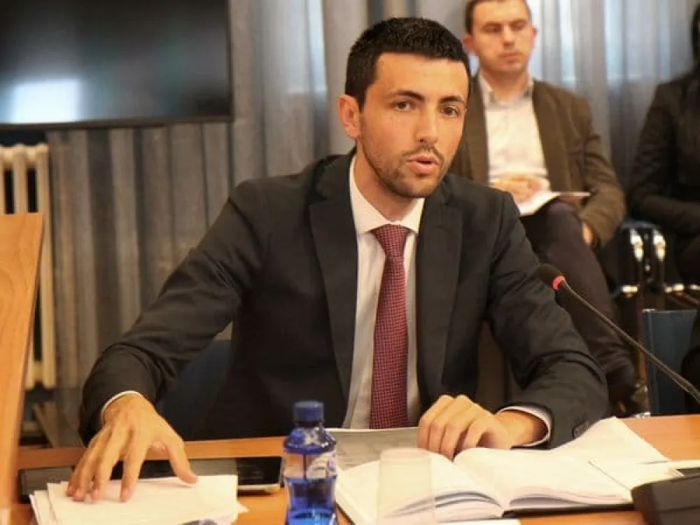 СНП: Жалосно је када млади човјек као што је Живковић брани лик и дјело свог шефа