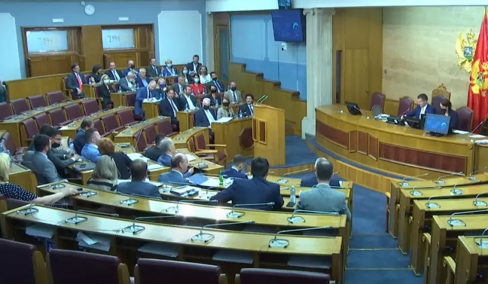 (ВИДЕО) Узалуд кодекс и казне, посланици се понашају како они хоће