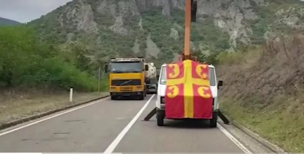 (ВИДЕО) Срби гуслама ударили на припаднике РОСУ на Јарињу