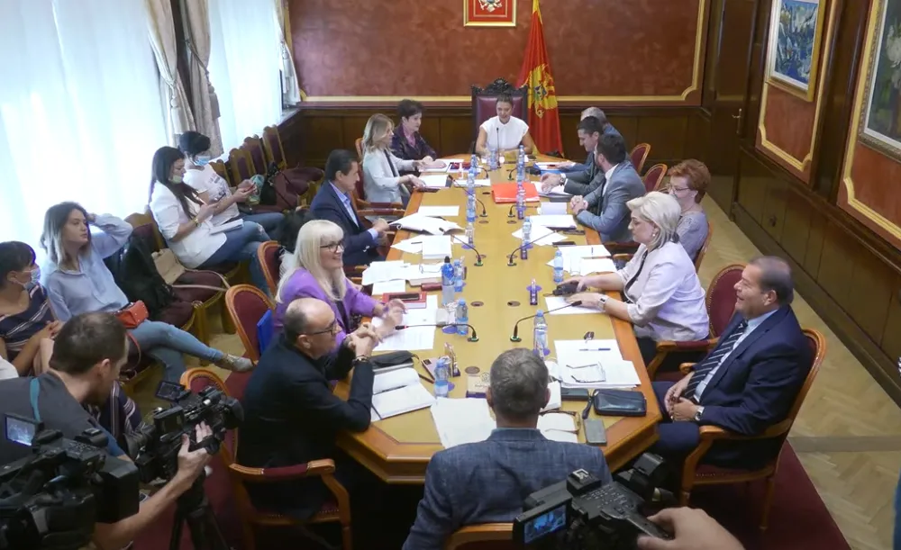 (ВИДЕО) Уставни одбор изгласао предлог за поступaк за утврђивање да ли је Ђукановић повриједио Устав