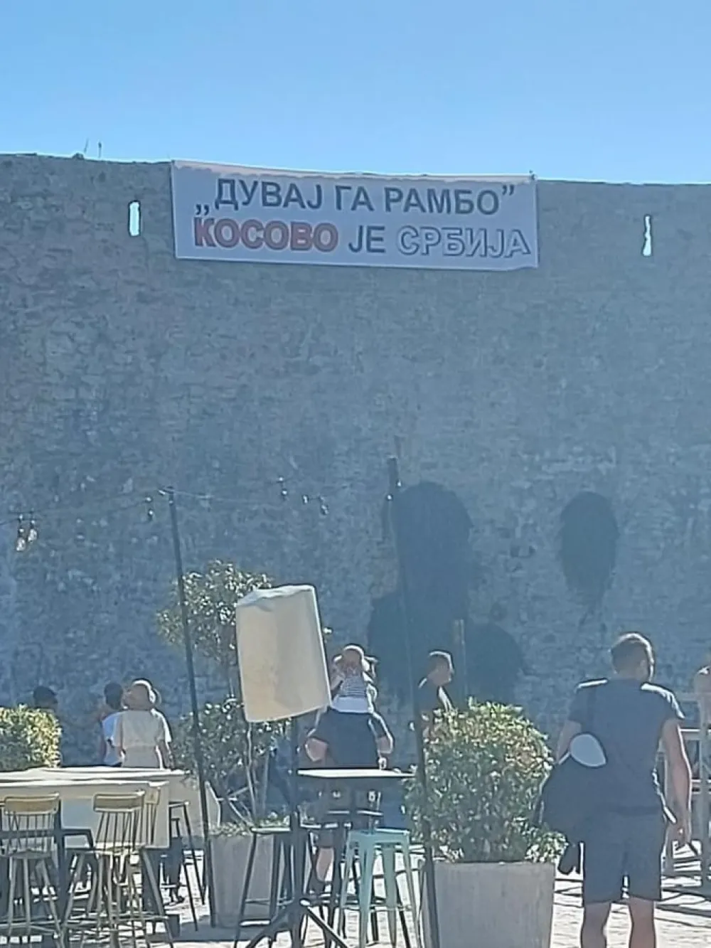 Будва данас: Дувај га Рамбо, Косово је Србија