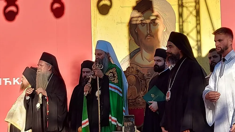 Велики број вјерника дочекао патријарха Порфирија у Беранама, пјевали пјесме о Косову