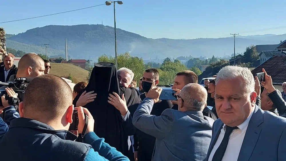 Премијер са министрима и посланицима на устоличењу Методија