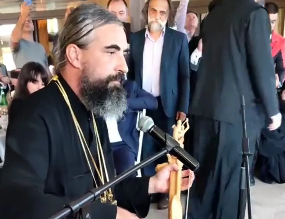 (ВИДЕО-ФОТО) Епископ Методиjе загуслао: Гусле су утабале пут нашег спасења
