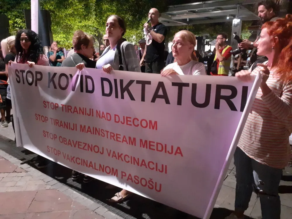 (ВИДЕО-ФОТО) Протестанти траже јавну дебату са доносиоцима мјера против ковида