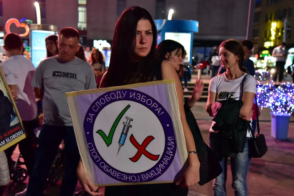 (Фото-галерија) Протест против ковид мјера у Подгорици