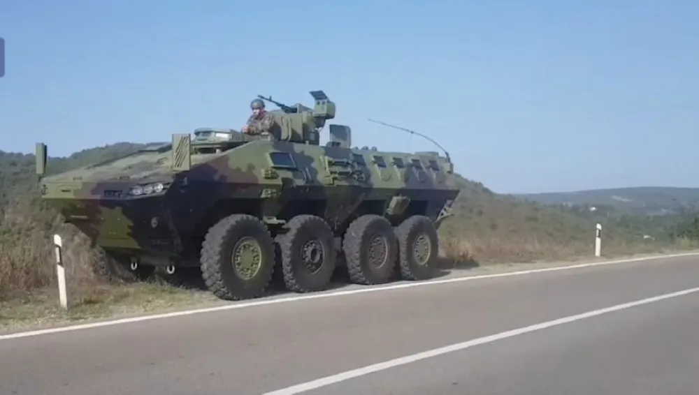 (ВИДЕО) Војска Србије са четири оклопна возила на Јарињу, Срби и даље на барикадама