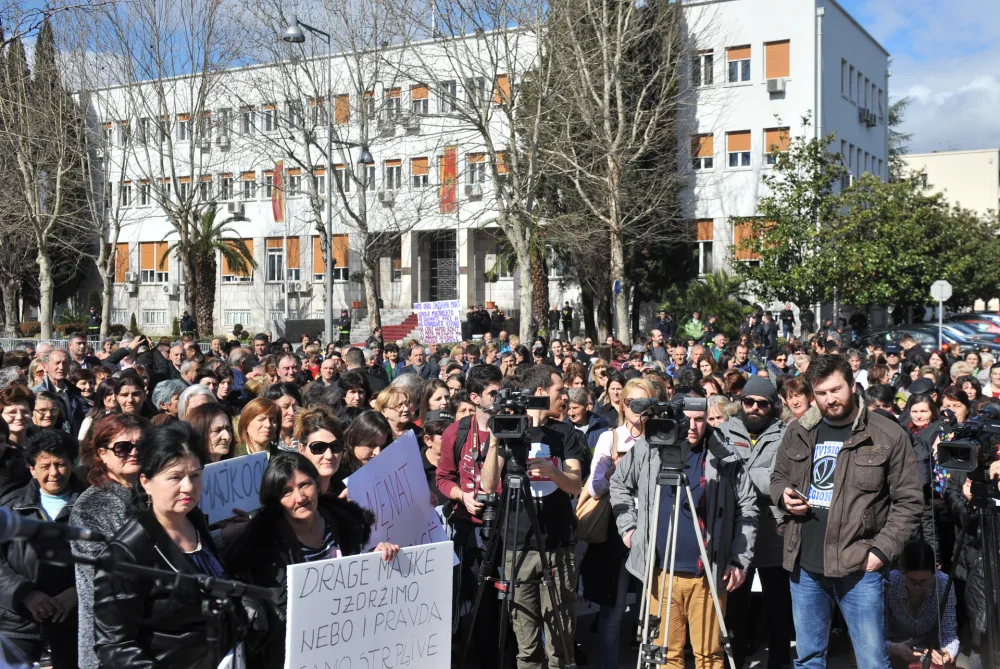 Закон о накнадама по основу материнства на чекању, мајке пријете протестима