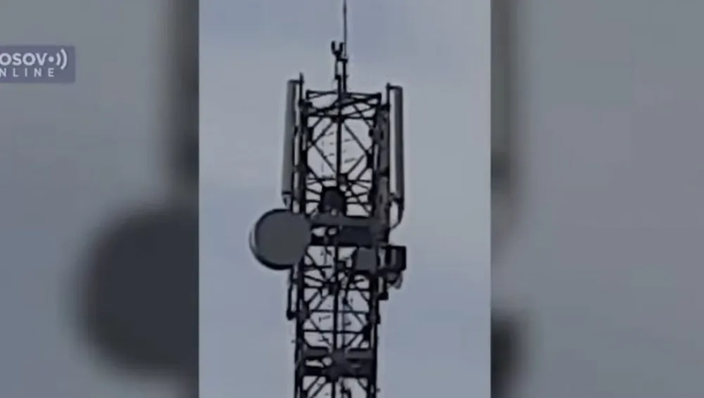 (ВИДЕО) Бачена српска застава: Ватрогасци и полиција Косова скинули обиљежја са репетитора у Врбовцу