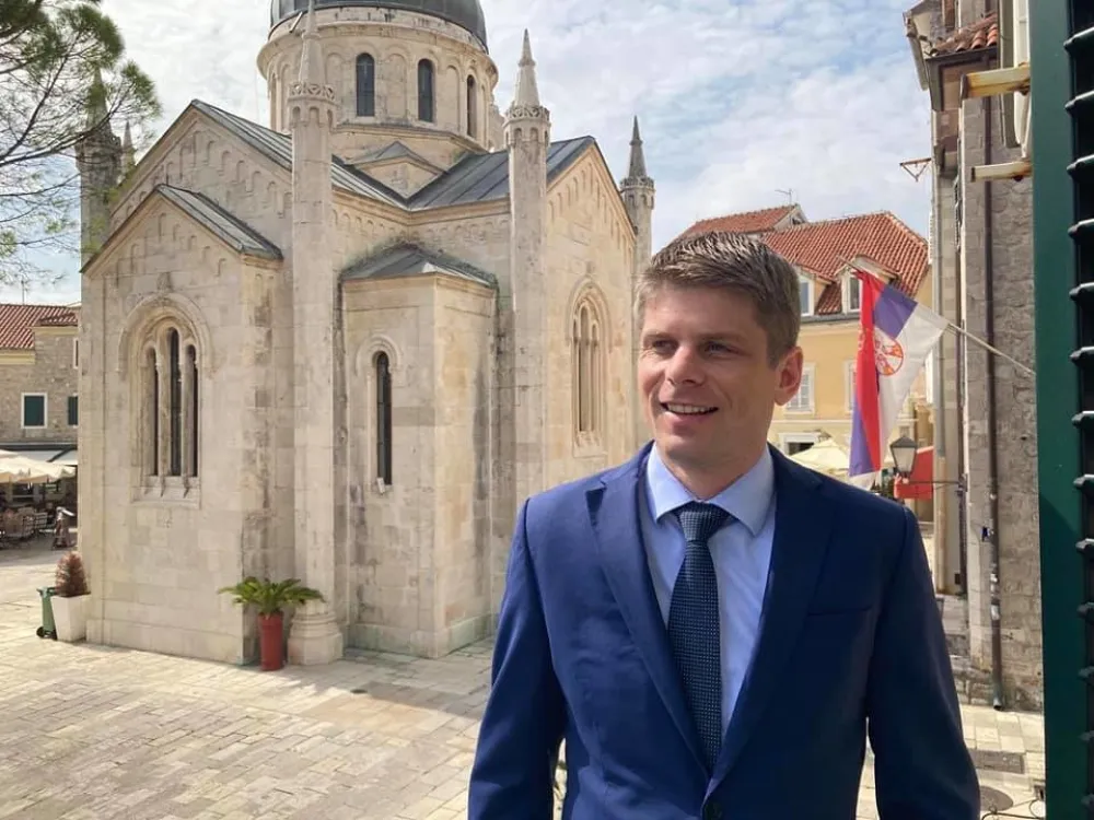 Арно Гујон у Херцег Новом, поклонили му црногорску капу