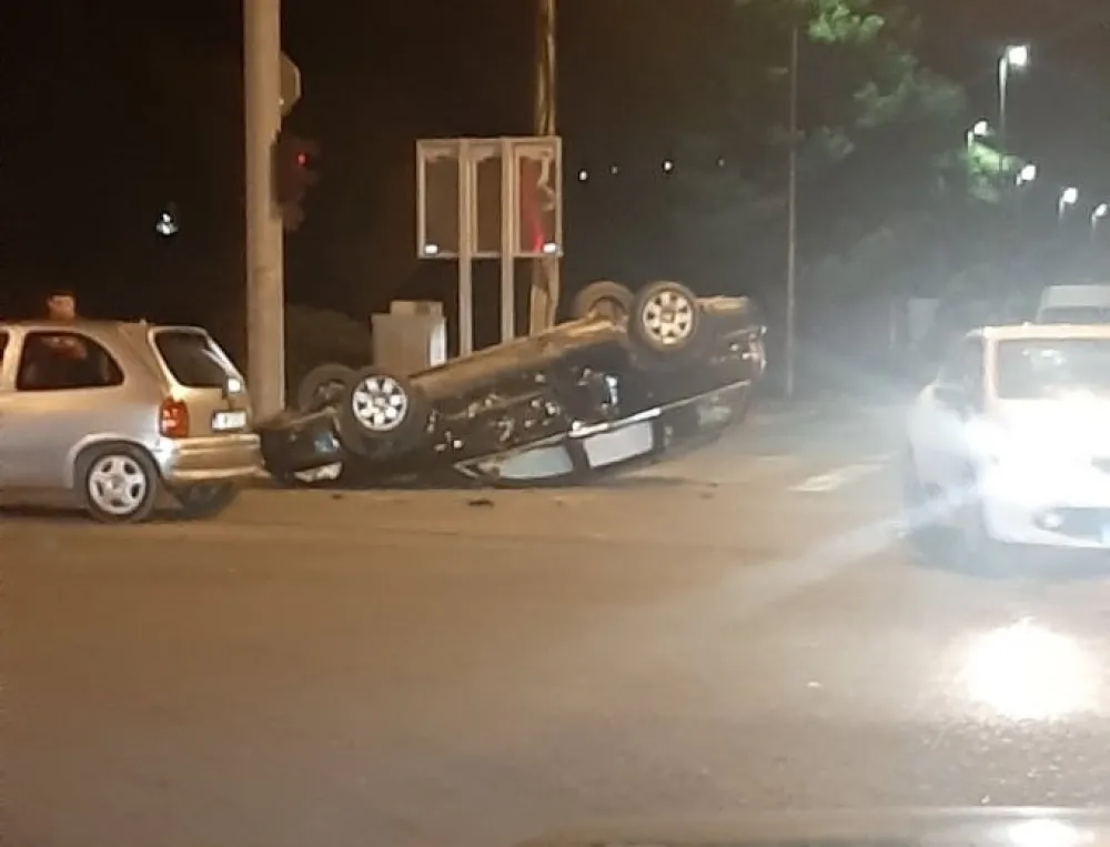 Удес на Златици: Аутомобил завршио на крову