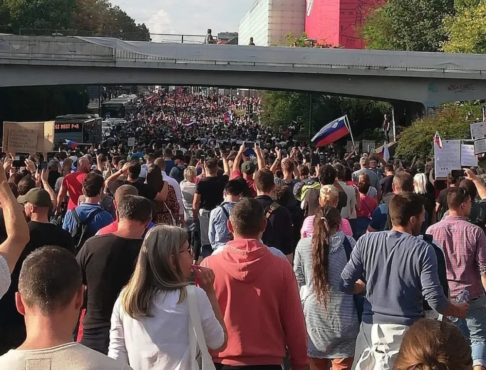 Протести у Љубљани против ковид потврда, демонстранти узвикивали "Лопови"