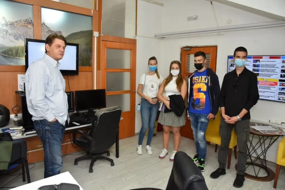 Средњошколци посјетили редакције портала, новине "Дан" и радија