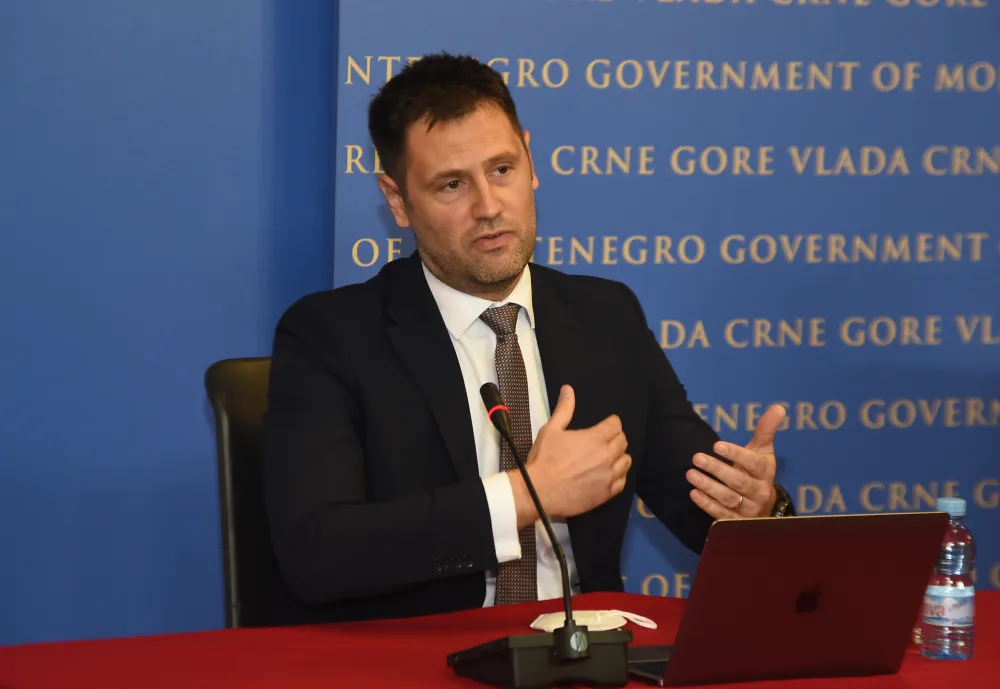 Објављени детаљи уговора: Тодоровић прима 4.400 еура, има право на стан и бонусе до 50.000