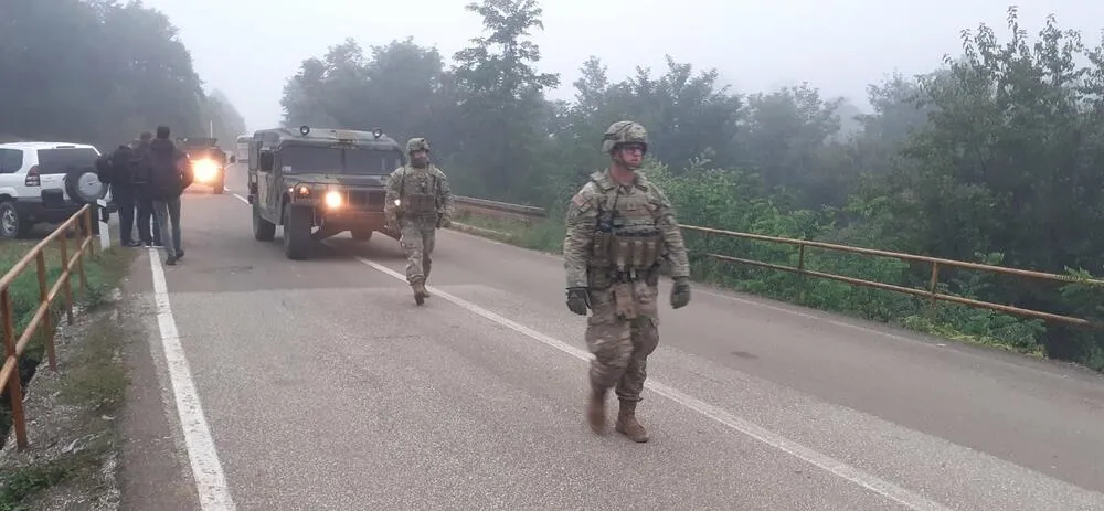 (ВИДЕО) РОСУ прекинуо повлачење, припадници КФОР-а на административним прелазима