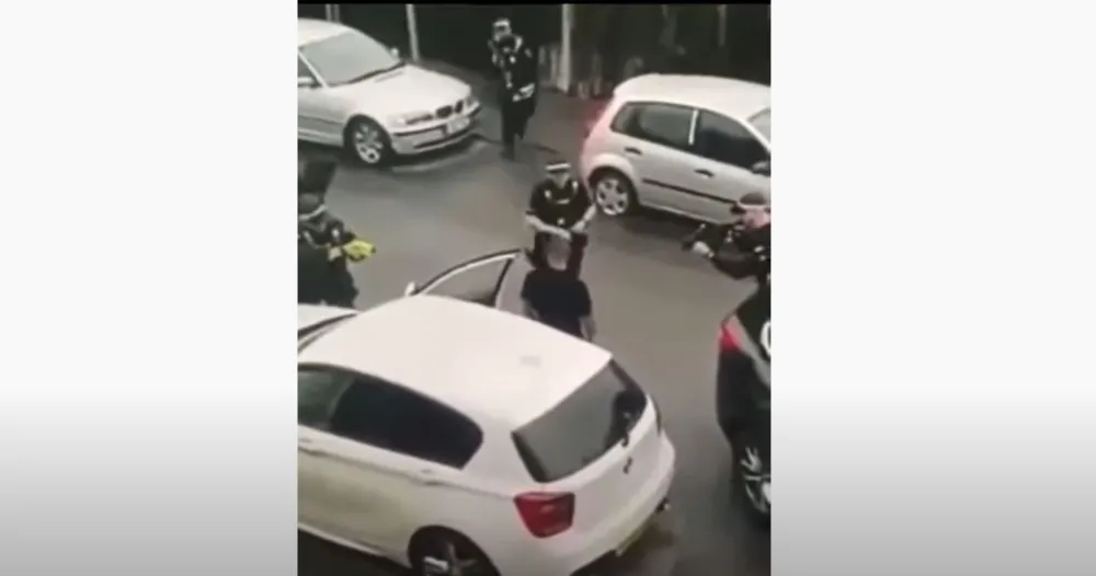 (ВИДЕО) Полицајка пуцала у ненаоружаног човјека наочиглед пролазника